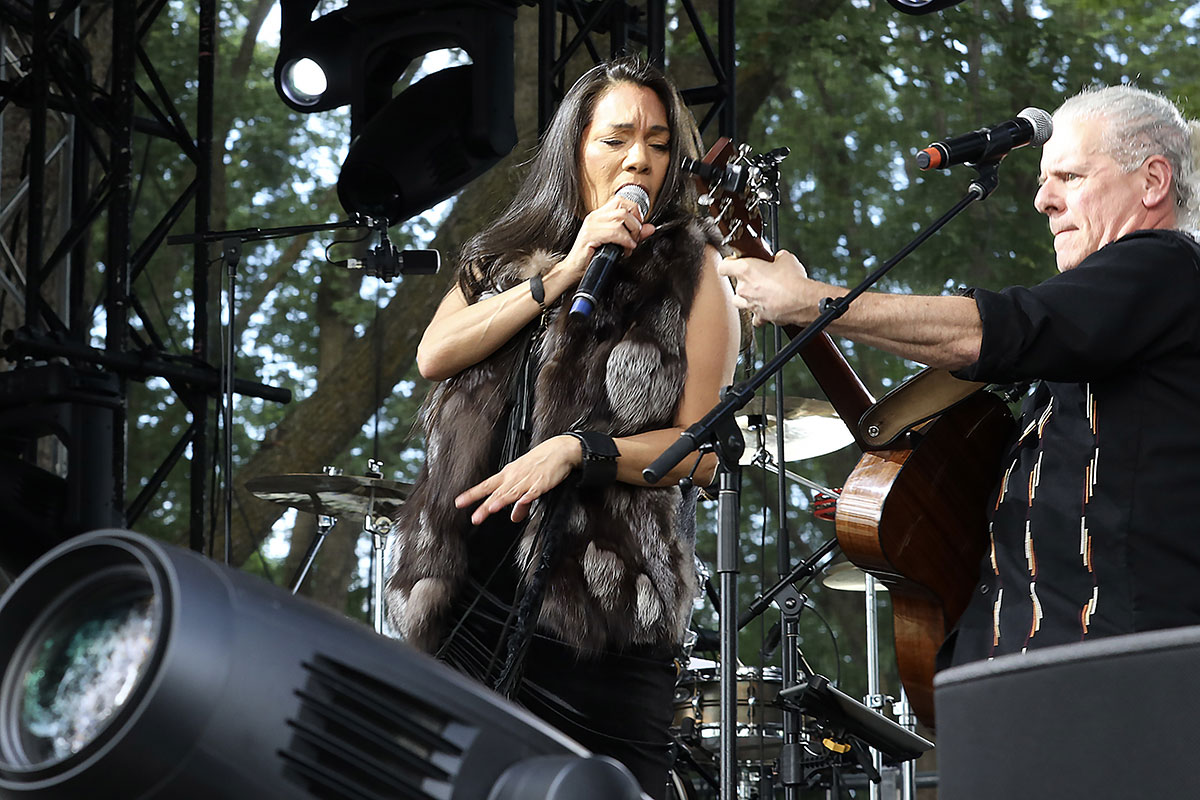 Chanteuse et guitariste